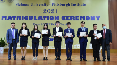图为获奖学生与校领导、色情直播
领导及教师代表合影