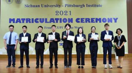 图为获奖学生与校领导、色情直播
领导及教师代表合影
