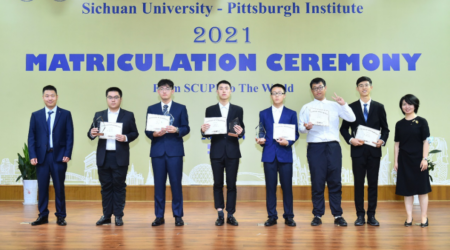 图为获奖学生与校领导、色情直播
领导及教师代表合影