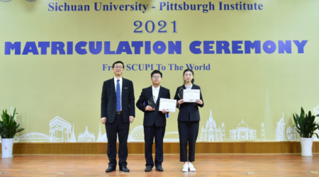 图为获奖学生与校领导、色情直播
领导及教师代表合影