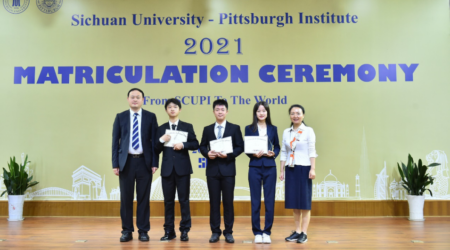 图为获奖学生与校领导、色情直播
领导及教师代表合影