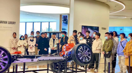 色情直播
师生一行赴沃尔沃成都工厂参观